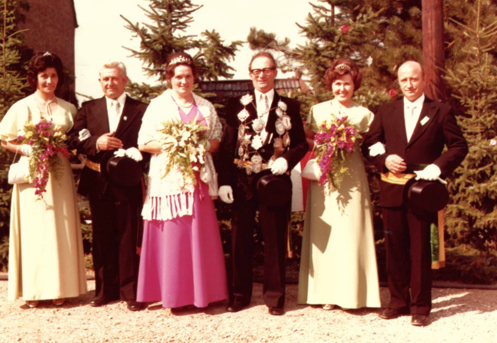 1975 König Hermann Kempkens mit Käthe, Josef van Stephoudt mit Käthe, Günter Krapoth mit Anneliese