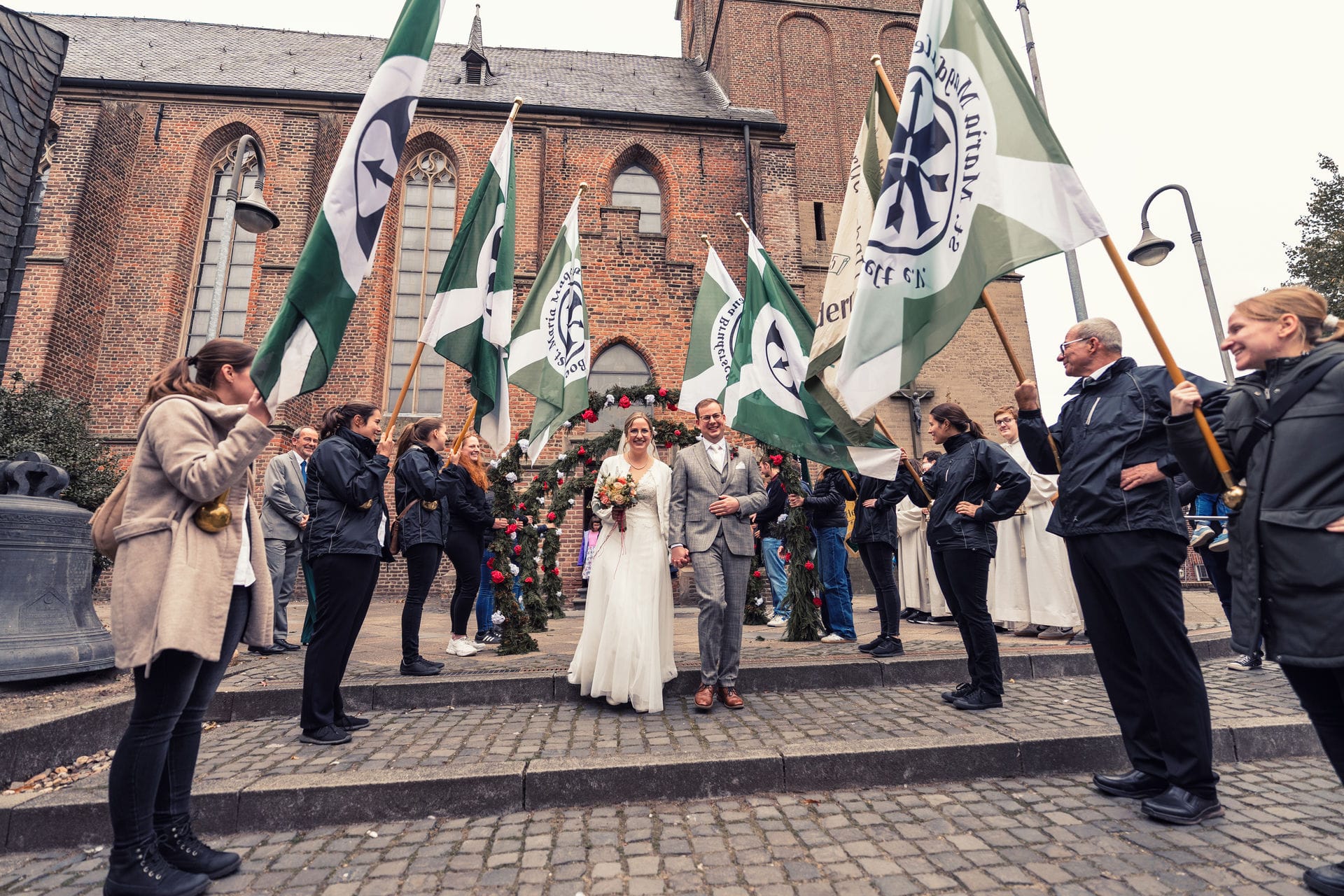 Mehr über den Artikel erfahren Fahnenschwenkerinnen heiraten